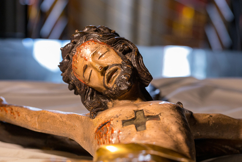 Das 'Baumkreuz' aus dem 14. Jahrhundert ist ein Kreuz, das einen Christus am grünenden Holzkreuz zeigt und seit vielen Jahren im Rahmen der Karfreitagsliturgie im Stephansdom verwendet wird.